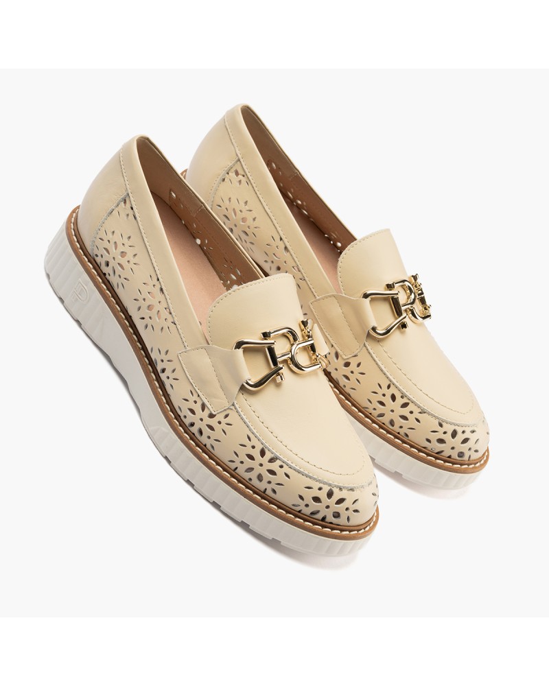 Mocasín Boogie bajo Pitillos de mujer con hebilla dorada y picados Crema 4