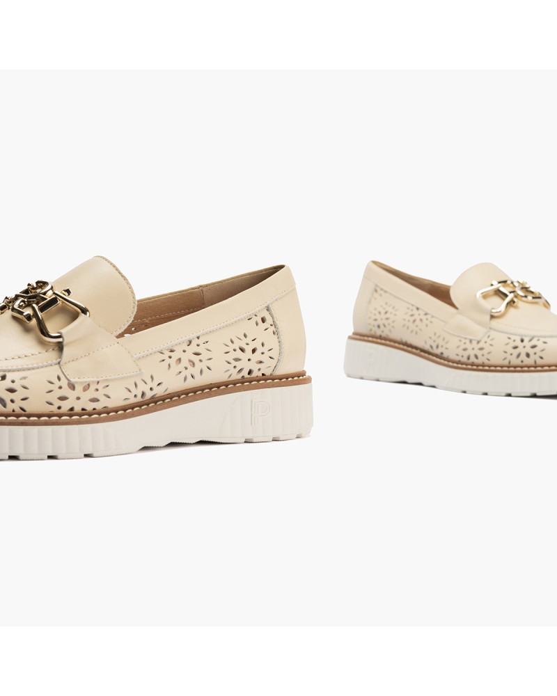 Mocasín Boogie bajo Pitillos de mujer con hebilla dorada y picados Crema 5