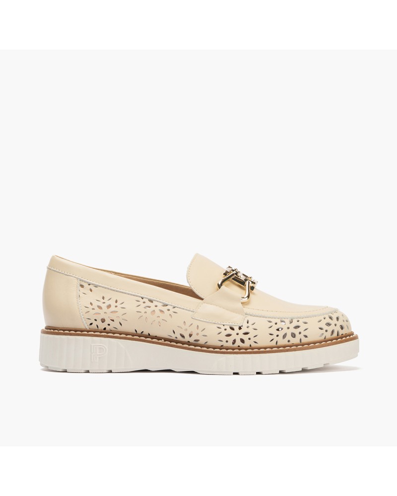 Mocasín Boogie bajo Pitillos de mujer con hebilla dorada y picados Crema 1