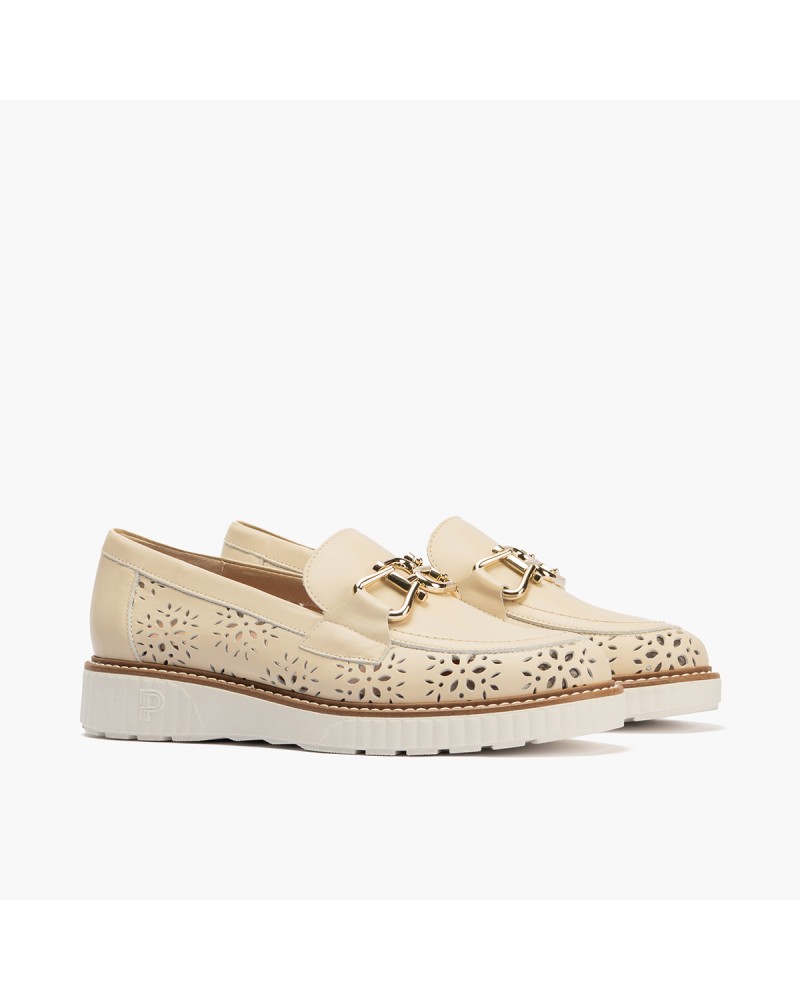 Mocasín Boogie bajo Pitillos de mujer con hebilla dorada y picados Crema 2