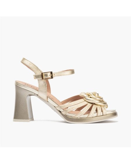 Sandalia Pitillos de mujer con plataforma interior y flor en laminado Oro 1