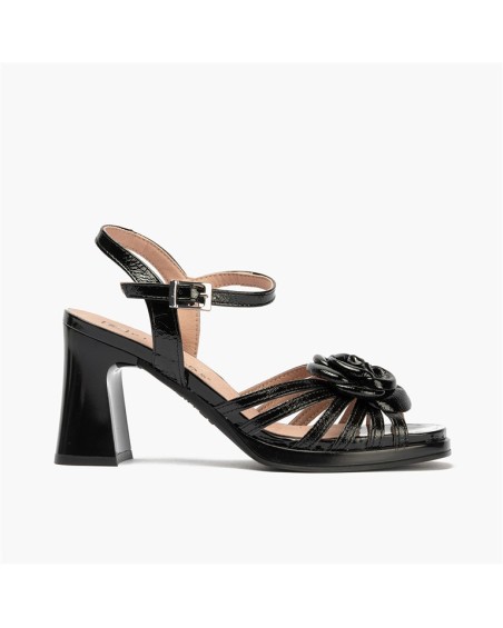 Sandalia Pitillos de mujer con plataforma interior y flor en charol Negro 1