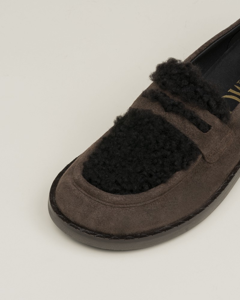 Mocasín de serraje con borreguito moka 2