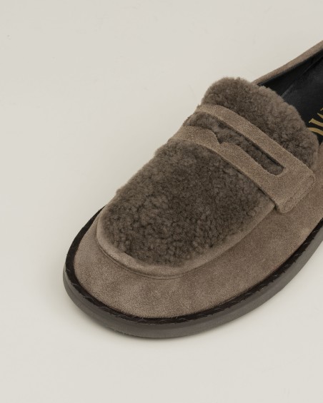 Mocasín de serraje con borreguito gris 2